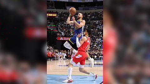 Stephen Curry displays a dazzling performance, firing 52 points to lift the Golden State Warriors to a 134-125 win over the Memphis Grizzlies in the NBA regular season.