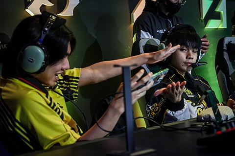 Kirk, K1ngkong, and the rest of ONIC PH beat Team Falcons