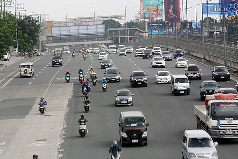 (FILES)  Motorists freely travel along Commonwealth avenue in Quezon City. Anti-road rage bills pushed in the House after the Antipolo shooting incident, filed House bill 1511 proposes a six month to six year prison term and or a 250, 000 fine for anyone involved in road rage, along with the revocation of their drivers license filed by six lawmakers. Photo/Analy Labor
