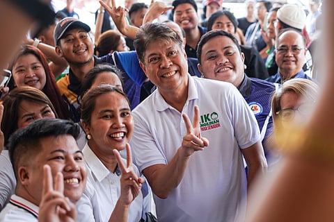Pangilinan poses with Plaridel, Bulacan Mayor Jocell Vistan