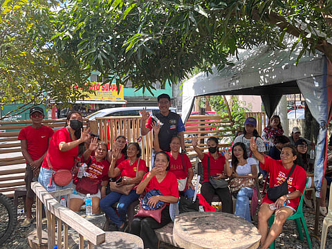 PASIG City mayoral bet Ate Sarah Discaya is joined by her two sons during a public caucus in Barangay Kapasigan on Saturday.