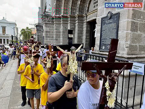 Nagtipon ang mga Pilipinong Katoliko sa Basilica ng Manila Cathedral sa Intramuros, Manila, ngayong Huwebes Santo, ika-17 ng Abril 2025, upang gunitain ang pagdurusa at pagkamatay ni Hesus.  