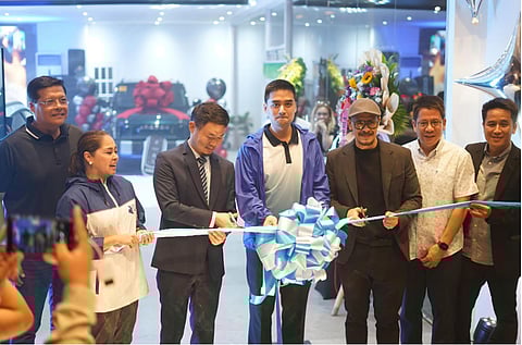 OMODA and Jaecoo Philippines, joined by Pasig City Mayor Vico Sotto (center) and Semicon Motors, cut the ribbon at the brand’s biggest local dealership to date. Shown are: (from left): OMODA and JAECOO Philippines country director Marco Chen and Semicon Motors Trading Inc. owner Bernard Villalon.