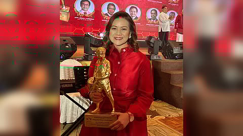 PLDT-SMART Foundation president Ma. Esther Santos with the 2025 Daluyang Buhay Leadership Award. 