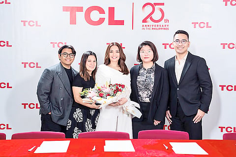 KATHRYN Bernardo with TCL executives. 