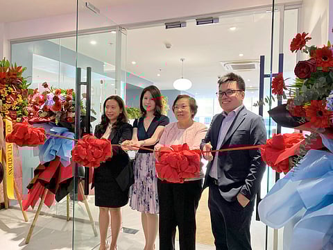 The blessing and launch of Regus Victoria de Makati led by ING country manager Rowena Natividad (far left) and Ace Grand Seaview Development Corp.’s Alfonso Siy Jr.