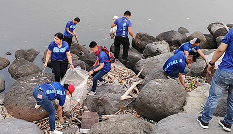 SM volunteers removing shoreline debris during the April coastal cleanup at SM By the Bay. 