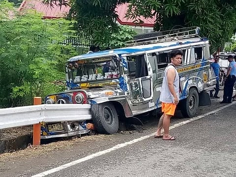 Passenger jeep collides with road barrier in Boac