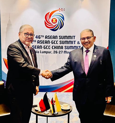 OUTGOING DFA Secretary Enrique Manalo [left] and Brunei Foreign Minister II Dato Erywan Pehin Yusof (Photo courtesy of Philippine Embassy in Malaysia)