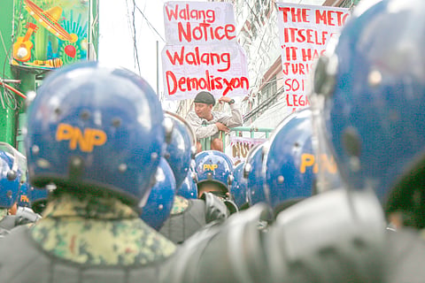 Residents of Mayhaligue in Tondo, Manila are up in arms against police officers as they try to halt the looming demolition of their houses on Monday following the issuance of a court order.