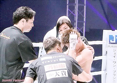 Cucuy Elorde, who manages IBF champ Pedro Taduran, consoles Ginjiro Shigeoka moments before the Japanese challenger was brought to the hospital.