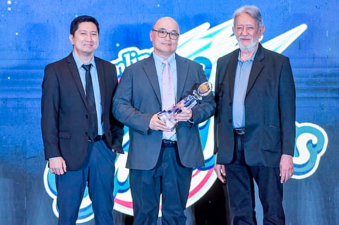 DAILY TRIBUNE senior reporter and PVL Press Corps vice president Mark Escarlote (left), along with Sports Vision president Ricky Palou, feted Rebisco vice chairman and CEO Jonathan Ng (center) as Executive of the Year during the first-ever PVL Press Corps Awards night.