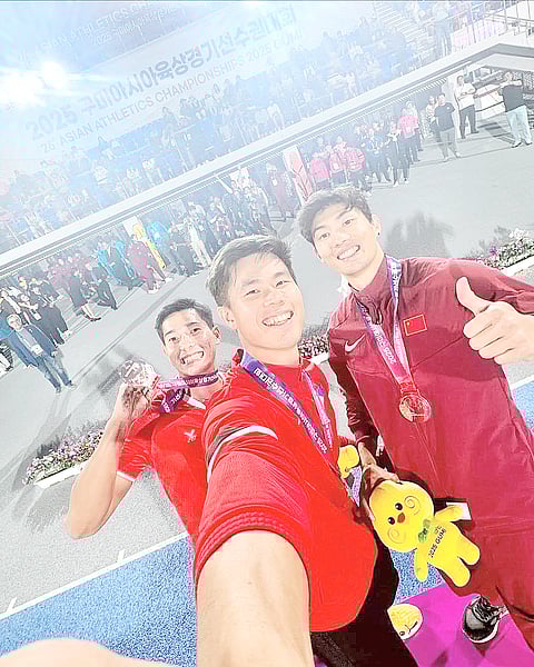 Gold medalist EJ Obiena (middle) takes a selfie with Chinese silver medalist Huang Bokai (right) and Thai bronze medal winner Patsapong Amsamarng in the Asian Athletics Championships in Korea.