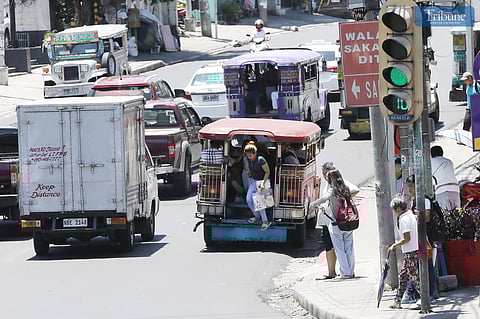 (JUNE 03, 2025) Public transport load and unload passengers along Kamias road in Quezon City on Tuesday June 3 2025, the Land Transportation Franchising and Regulatory Board (LTFRB), under the leadership of Transportation Secretary Vince Dizon, has issued a stern reminder to all public utility vehicle (PUV) operators and drivers, including transport network vehicle service (TNVS) providers, to strictly honor the 20 percent student fare discount as millions return to school this June. In compliance with the directive of President Ferdinand “Bongbong” Marcos Jr. to ensure affordable, accessible, and student-friendly public transport. Photo/Analy Labor
