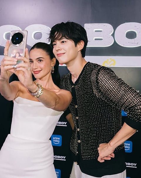 ANNE Curtis took a selfie with Park Bogum during the Good Boy premiera at Bangkok, Thailand.JPG