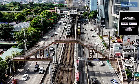 Only a handful of pedestrians were seen using the controversial P10-million footbridge in Kamuning, Quezon City, infamously dubbed “Mt. Kamuning” due to its steep height. The structure has drawn heavy criticism for its inaccessible design, prompting President Ferdinand Marcos Jr. to order its demolition during the launch of the Pamilya Pass at MRT-3 over the weekend. A new, safer footbridge is set to begin construction this year to address commuter safety and public accessibility.