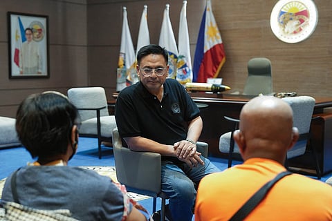 MUNTINLUPA City Mayor Ruffy Biazon talks to the mother of the stabbing victim before meeting with members of the city’s traffic enforcement unit. 