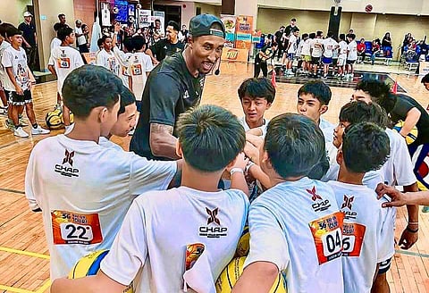  TNT Tropang 5G import Rondae Hollis-Jefferson shares his basketball wisdom to young cagers during his ‘RHJ on Tour’ program last Saturday in Quezon City.