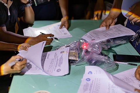 Paoay police nab suspects in buy-bust, seize guns and shabu