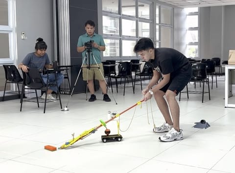 ABOITIZ Foundation scholar Jason Yabut tests a machine design as part of his project in the Mechanical Engineering Design class at UP-Diliman last semester. 