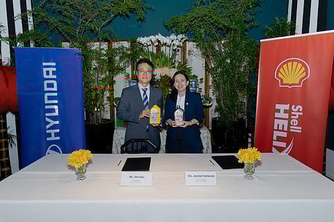 HYUNDAI’s Jiho Son and Shell’s Jackie Famorca mark the start of their official engine oil partnership with a ceremonial handshake and Shell Helix display.