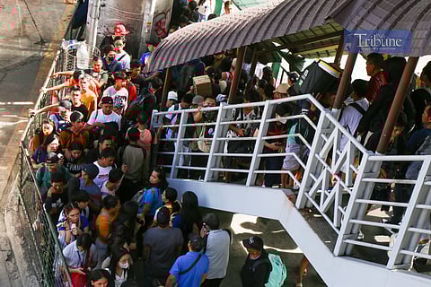 SOUTHBOUND commuters crowd the Main Avenue station of the EDSA Bus Carousel on the morning of 17 June 2025, navigating long lines and a cramped staircase—the only access point to both lanes of the carousel.
