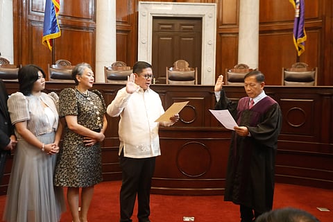 Newly elected Parañaque 2nd District Representative Brian Yamsuan, along with fellow city officials, takes oath of office at the Supreme Court’s En Banc Session Hall in Manila on Wednesday, 18 June 2025. 