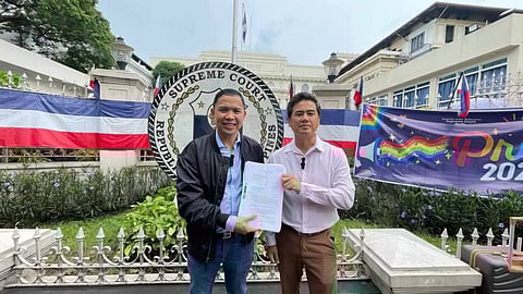 LAWYER Israelito Torreon and losing senatorial candidate Jimmy Bondoc (right) during the filing of PDP’s petition for a manual recount of votes at the Supreme Court on Monday.