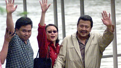 as the barge pulled away from Malacañang Palace, President Joseph Estrada (seen here with his children Jinggoy and Jackie) kept his dignity intact by choosing to walk away if only to avoid a bloodbath.