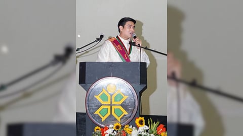 Alfred Vargas graduates as valedictorian, urges urban planners to lead with kindness