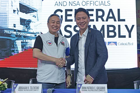 POC president Abraham ‘Bambol’ Tolentino (left) and PSC chairman Patrick ‘Pato’ Gregorio display a show of solidarity during the general assembly last Tuesday at the Ninoy Aquino Stadium.