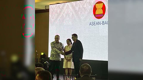 FIRST Lady Liza Araneta-Marcos (center) looks on as ASEAN-BAC chair Tan Sri Nazir Razak of Malaysia and incoming chair Joey Concepcion affirm their collaboration during the inaugural ‘ASEAN-BAC Reimagined’ business retreat at the Manila Polo Club in Makati City on Monday. The event marked the soft launch of the Philippines’ ASEAN-BAC chairmanship in 2026.