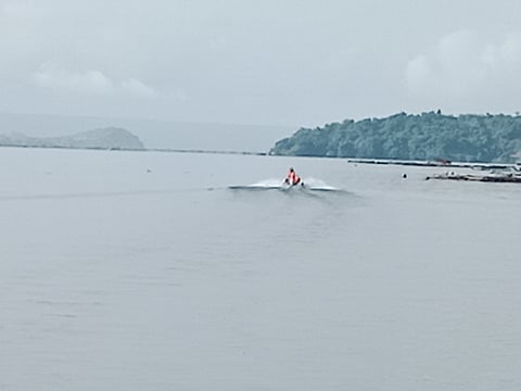Technical divers of Philippine Coast Guard (PCG) on a Sunday proceed to dive site in Laurel Town in Batangas as they continue the retrieval operations for the missing sabungeros. Photo Alvin Murcia