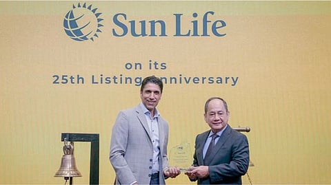 PSE President and CEO Ramon 5. Monzon presents the listing anniversary plaque to Sun Life Asia
President Manjit Sing