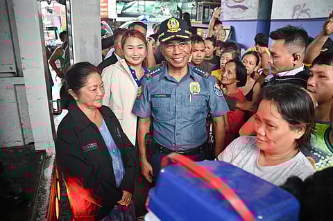 Liza checks on Manila fire victims