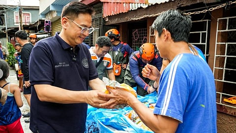 Muntinlupa Mayor Ruffy Biazon leads the relief drive to residents affected by the typhoon’s onslaught.