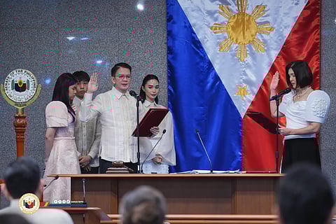 SENATE President Francis ‘Chiz’ Escudero takes his oath as the 20th Congress opens, joined by wife Heart Evangelista-Escudero and their children. Senator Pia Cayetano administered the oath in a ceremony blending duty and devotion.