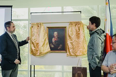 HISPAULT President Engineer Jose Antonio Portillo Corpas and Tarlac Governor Christian Tell Yap pose beside the painting of Spanish General Juan Alaminos y Vibar at the Carlos P. Romulo Library in Tarlac City.