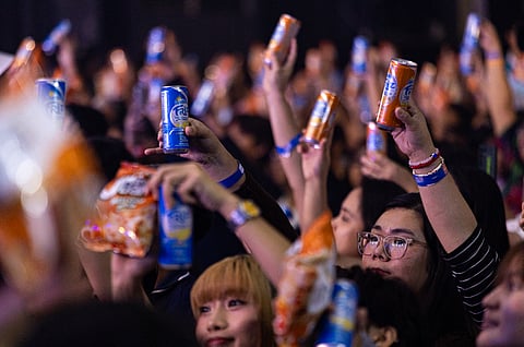 Guinness World Record adjudicator Caycee Dolan observe as a large group of people gathered in Bridgetowne, Pasig City on Wednesday, 30 July 2025, to attempt to break the world record for the largest carbonated beverage party. 

Later, URC Chairman Lance Gokongwei, middle left, and Asahi Group CEO Erwin Selvarajah, middle right, hold the Guinness World Record plaque as they are recognized for hosting the largest carbonated beverage party with 766 participants, breaking the previous record of 665 set in Japan.