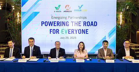 POWERING THE EV FUTURE. Manila Electric Company (Meralco), V-Green Charging Station Development Philippines,
Inc. (V-Green), and Green and Smart Mobility Philippines Inc. (Green GSM Philippines) have inked a memorandum of
understanding (MOU) to advance green mobility and support the Philippine government’s efforts to accelerate the adoption
of electric vehicles nationwide. In photo are (L-R) Senior Vice President and Chief Revenue Officer Ferdinand O. Geluz,
Meralco Executive Vice President and Chief Operating Officer Ronnie L. Aperocho, Meralco Chairman and Chief Executive
Officer Manuel V. Pangilinan, Vingroup JSC Chief Corporate Development and Strategic Finance Officer Thuy Vu Dropsey,
V-Green Philippines Chief Executive Officer Luu Viet Hung and Green GSM Philippines Chief Executive Officer Dao Quy Phi.