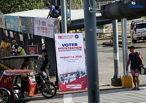 (August 01 2025) Workers put a tarpaulin with a Voter’s registration sign outside the mall in Quezon City on Friday August 1 2025, The Comelec resumes voter's registration starting August 1 to 10 and sets up satellite registration sites at various cities to encourage residents to actively participate in the coming BSKE. Photo/Analy Labor
