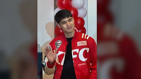 Emilio Daez: from suits to spotlight