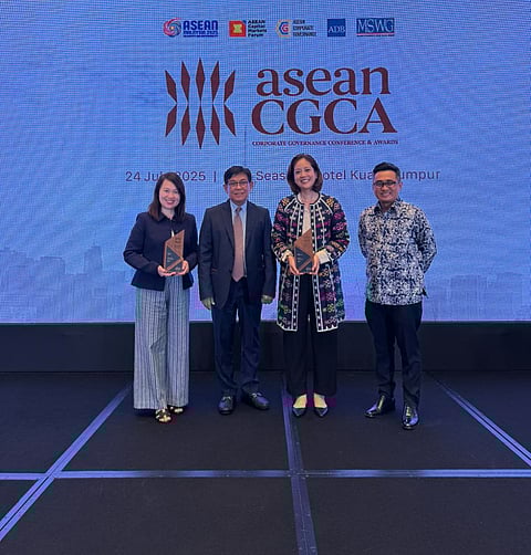 Globe's chief compliance officer and  senior vice president for Legal and Compliance Marisalve Ciocson-Co (left) and assistant corporate secretary and Globe’s head of Corporate Services Nina Mikaela Sarmiento-Tacandong (second from right), together with Securities Exchange Commission  Chairperson Francis Edralin Lim and SEC Commissioner Mcjill Bryant Fernandez, receive the award at the 2025 ASEAN Corporate Governance Conference and Awards in Kuala Lumpur, Malaysia.