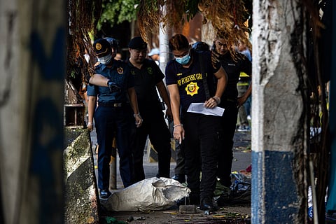 Post-blast search Explosives experts from the Manila Police District comb through debris near the site of Sunday’s explosion, piecing together clues on what caused it.