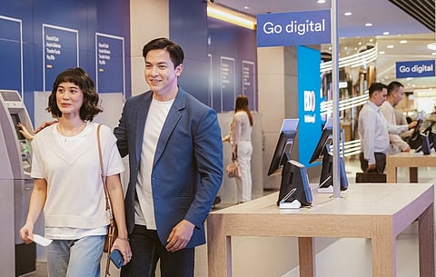 BANK like Alden. Alden Richards is seen guiding a client through BDO’s digital innovations in the branch, helping her explore a wide range of products and services at her leisure.