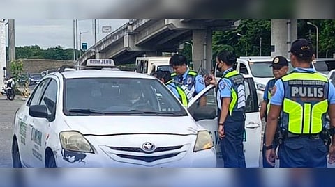 OFFICERS from the Land Transportation Office and airport police inspect taxi drivers who are looking for a fare at the Ninoy Aquino International Airport following Transport Secretary Vince Dizon’s order to rid airports of abusive taxi and TNVS drivers who are overcharging passengers.