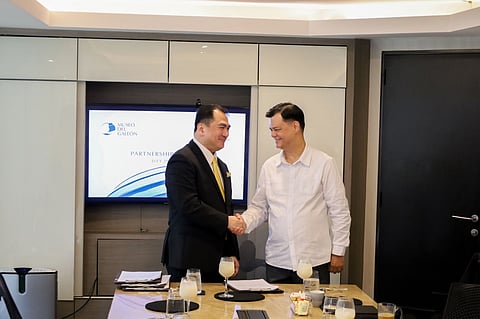 Atty. Nilo T. Divina (left), founder and managing partner of DivinaLaw, and Museo del Galeón executive director Manuel L. Quezon III at the ceremonial signing of a Memorandum of Agreement at DivinaLaw’s Makati City office.