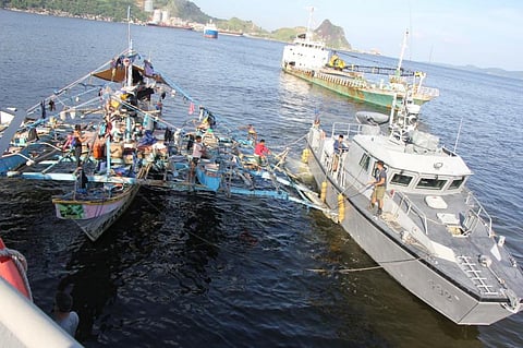 Phl Navy rescues immobilized fishing boat off Zambales coast