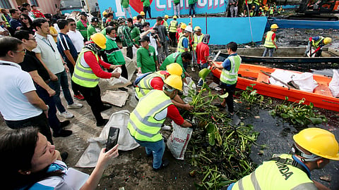 As part of President Ferdinand Marcos Jr program  Bayanihan sa Estero campaign to clear Metro Manila’s heavily-polluted waterways to prevent recurrent flash floods during the rainy season, Metropolitan Manila Development Authority MMDA General Manager Procopio Lipana, with MPTC Chief Regulatory Officer Arrey Perez and Valenzuela Mayor Wes Gatchalian leads the cleanup operations at Caingin Bridge, in  Caingin Valenzuela City  on Thursday, August 7, 2025. Volunteers from ride-hailing apps, Tupad beneficiaries, and other community groups participate in the clean up operation. Photo/Analy Labor