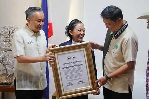 TONI Leviste receives a certificate of recognition from PSC chairman Patrick ‘Pato’ Gregorio and POC president Abraham ‘Bambol’ Tolentino during a courtesy call on Monday.